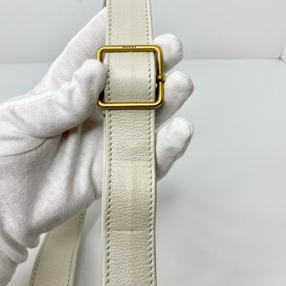 Authentic Gucci Grained Calfskin Logo Messenger Bag - Picture 9 of 15